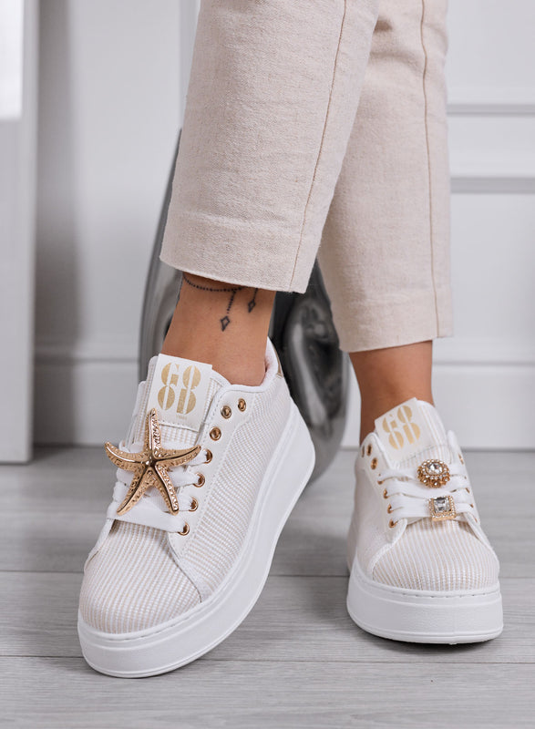 LINDA - Zapatillas blancas con apliques de joya dorados y suela plataforma