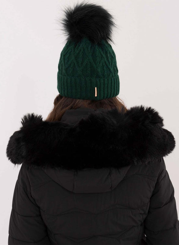 Chapeau vert rembourré avec pompon en fausse fourrure