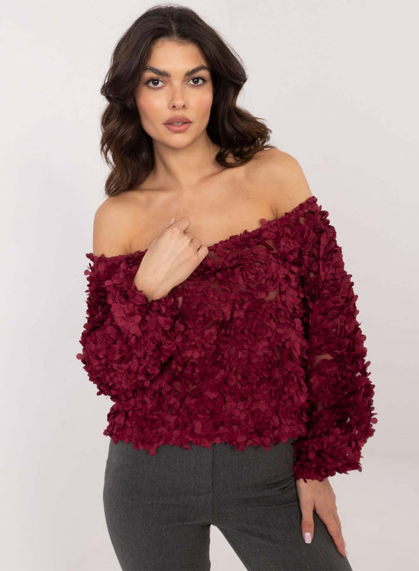 Pull bordeaux avec applications de fleurs et décolleté bateau