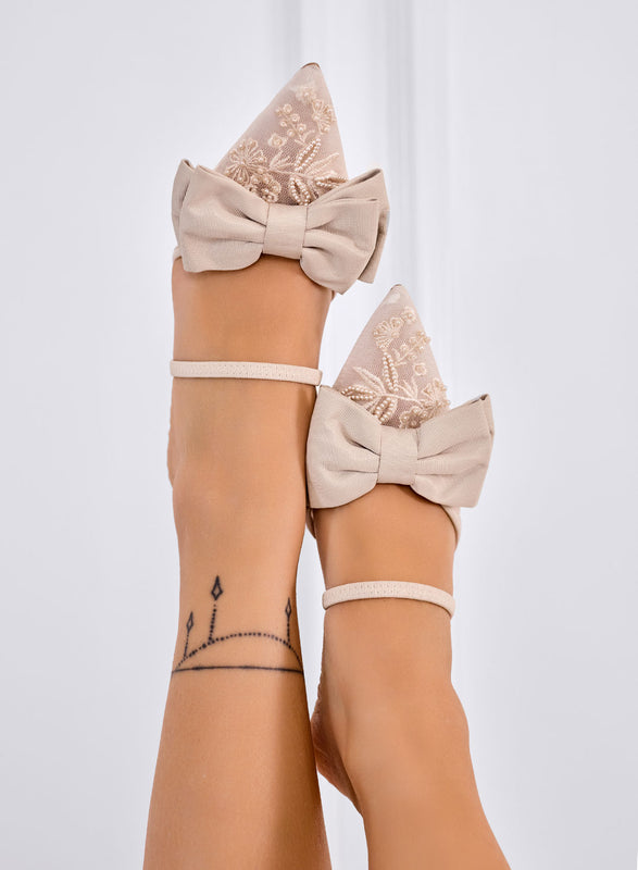 INFINITY - Escarpins beiges à bout pointu avec nœud et perles brodées