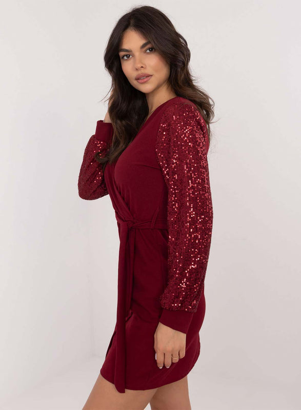 Robe bordeaux avec manches à paillettes