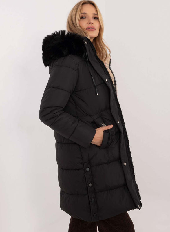 Manteau noir long, matelassé, avec capuche en fausse fourrure