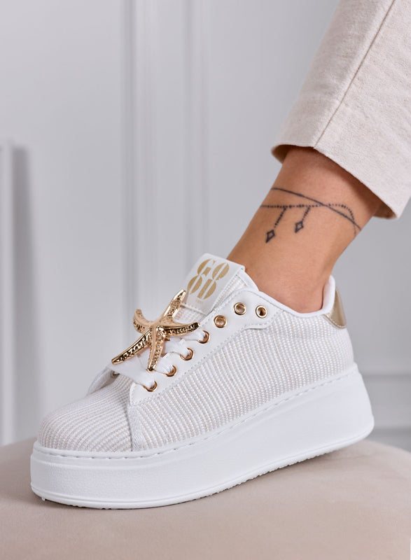 LINDA - Zapatillas blancas con apliques de joya dorados y suela plataforma