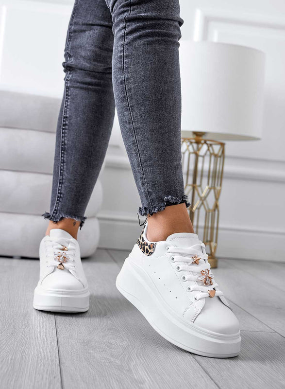 Sneakers bianche con applicazioni oro e retro maculato
