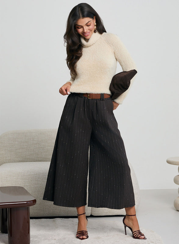 Maglione beige a collo alto con trama pelosa