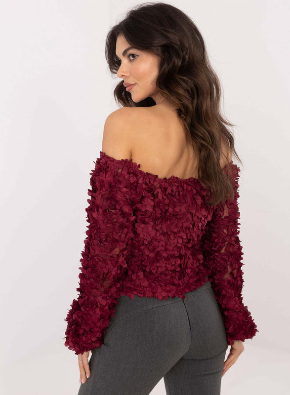 Pull bordeaux avec applications de fleurs et décolleté bateau