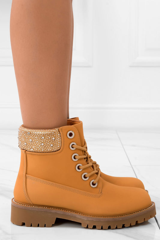 LOLA - Bottines camel avec strass sur le pourtour