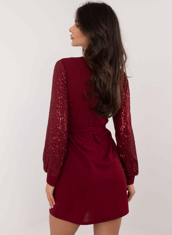 Robe bordeaux avec manches à paillettes