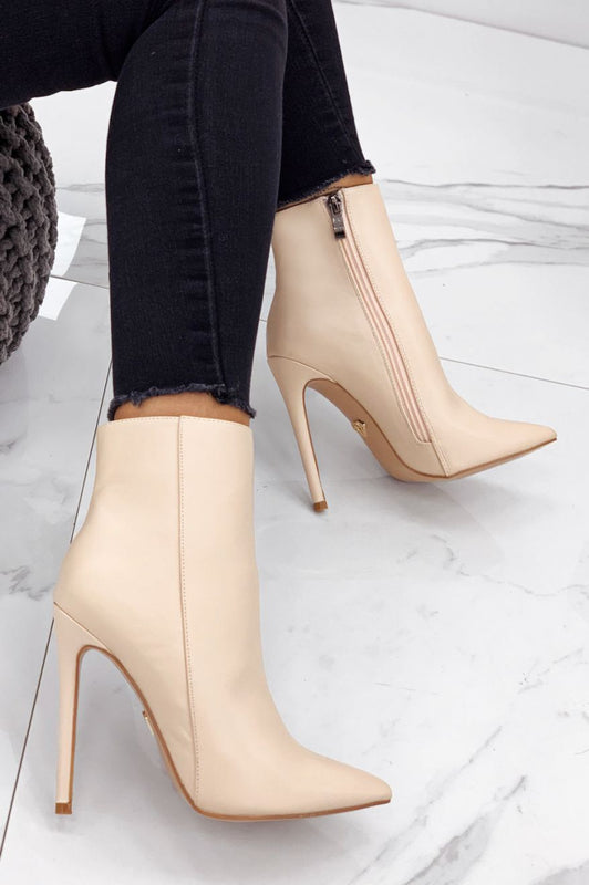 ILARIA - Bottines en cuir synthétique beige à talon haut