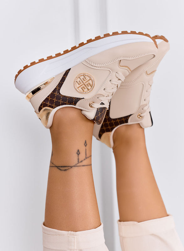 GLAMY - Zapatillas beige con detalles dorados y estampado monograma