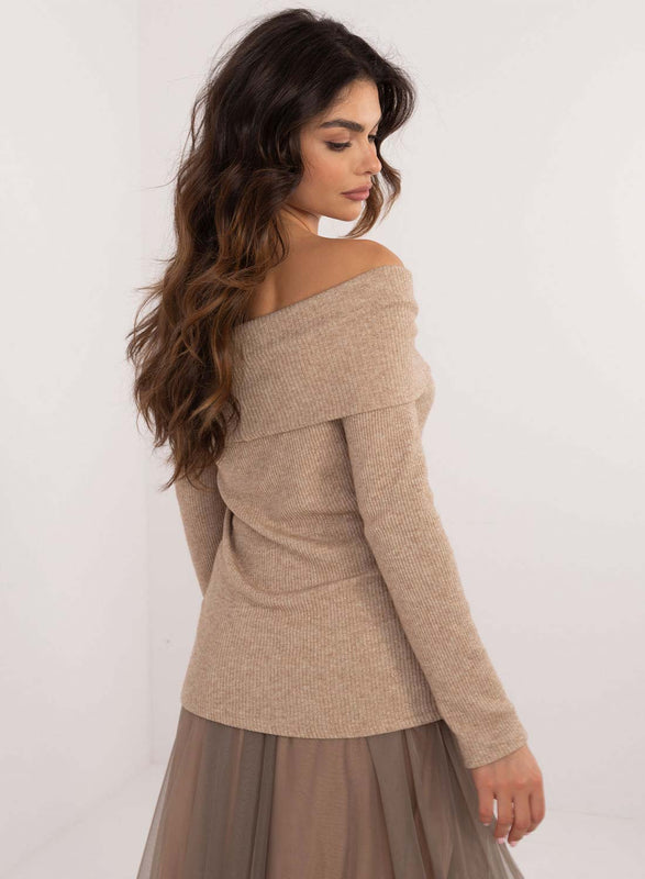 Pull beige avec décolleté bateau