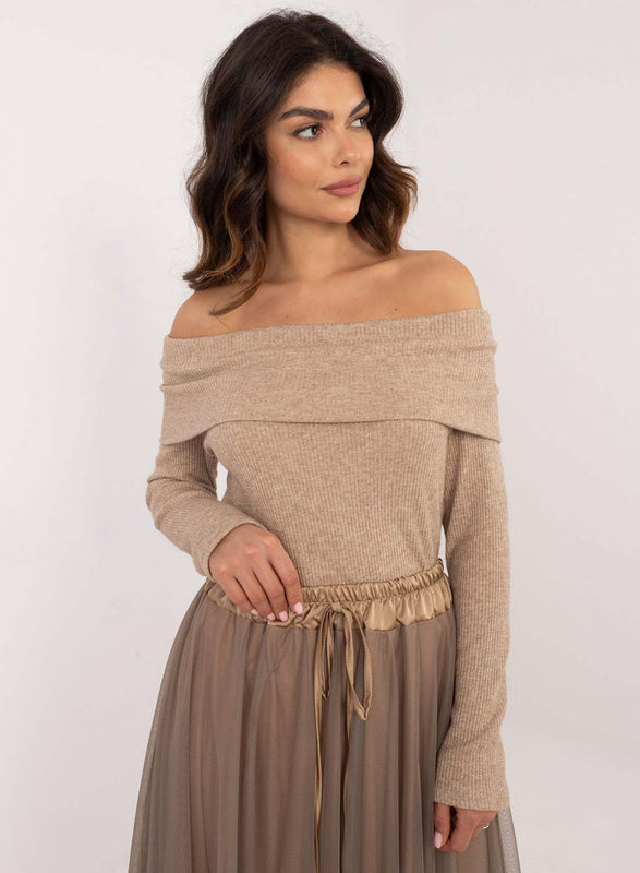 Pull beige avec décolleté bateau