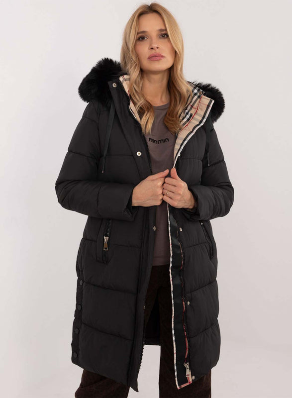 Manteau noir long, matelassé, avec capuche en fausse fourrure