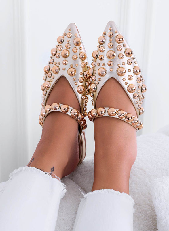 WILDA - Ballerines sabots pointues dorées et studs boules