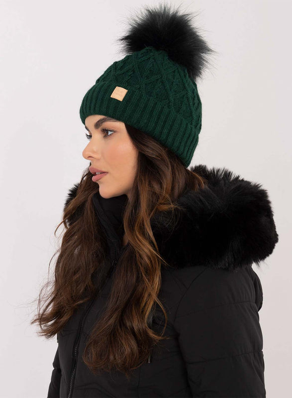 Chapeau vert rembourré avec pompon en fausse fourrure