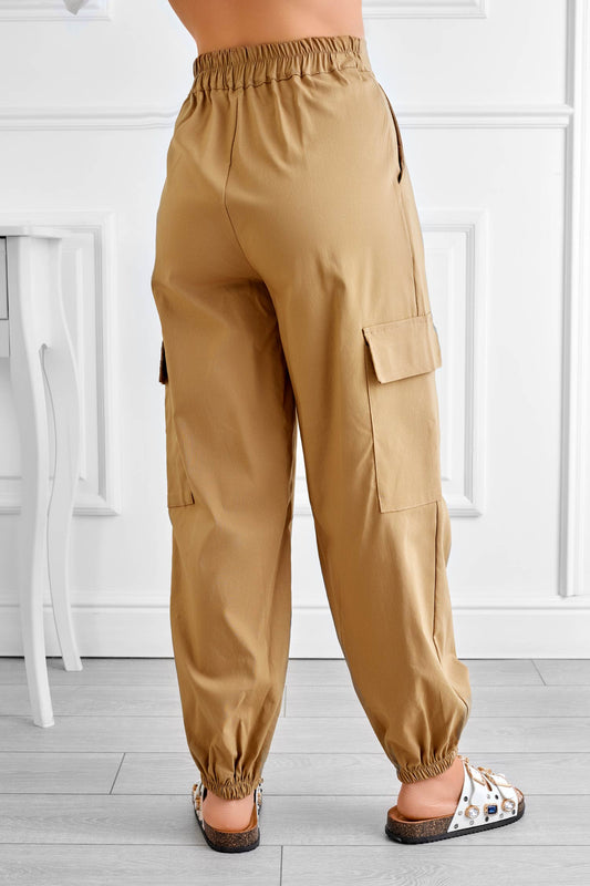 Pantalon cargo beige avec poches latérales