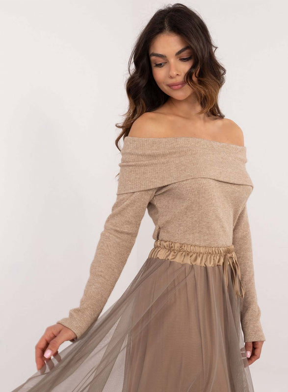 Pull beige avec décolleté bateau