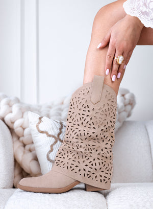 JUILLET - Bottines camperos en daim taupe perforé avec revers