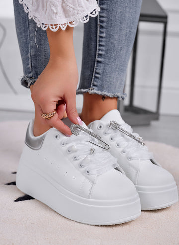 ANGY - Baskets blanches platform avec lacets en organza gris et broche bijou