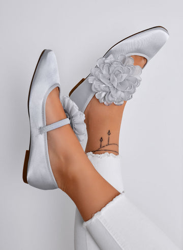 ATHENA - Ballerines argentées élégantes en satin avec fleur décorative