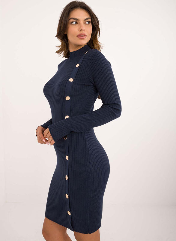 Robe bleue côtelée avec boutons dorés