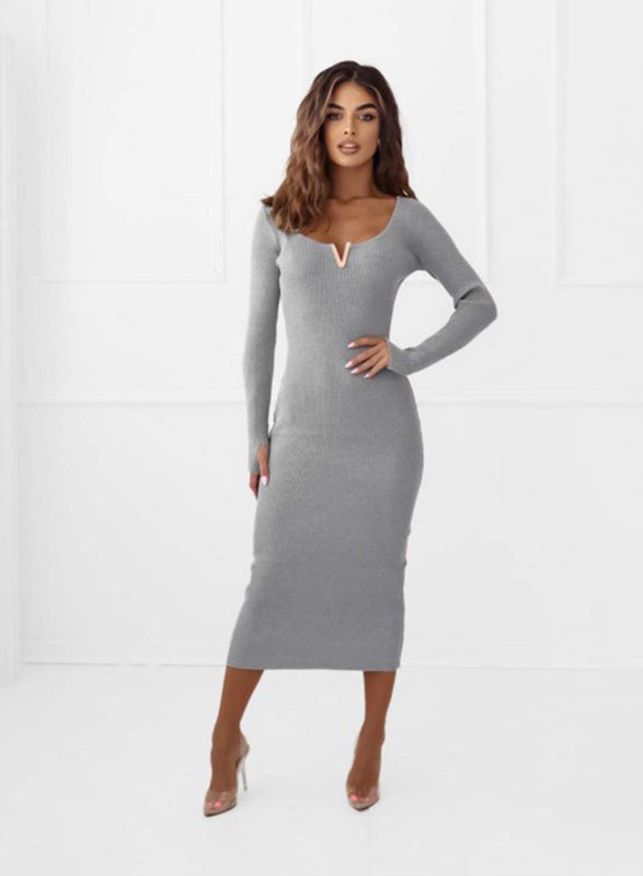 Robe midi en maille grise avec décolleté en V doré