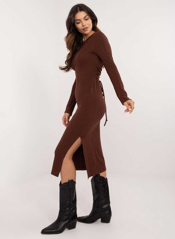 Robe longuette marron à côtes avec fente latérale