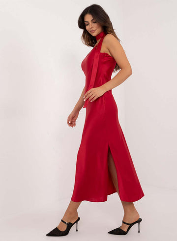 Robe longue rouge en satin avec fente et ceinture
