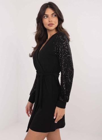 Robe noire avec manches en sequins