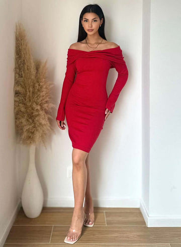 Robe rouge en maille avec encolure bateau