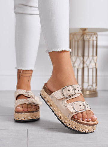 BILBAO - Sandalias beige, chanclas plataforma con tachuelas y doble hebilla