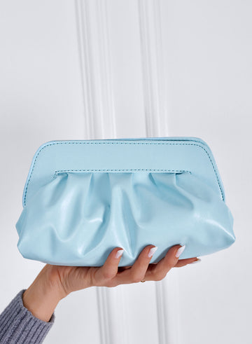 Pochette bleue en similicuir avec chaîne