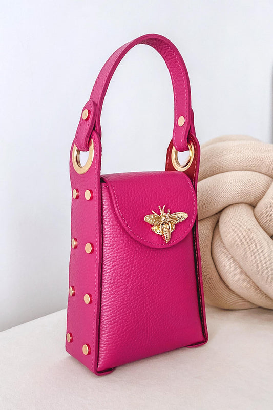 Sac à main fuchsia avec clous dorés et bandoulière amovible