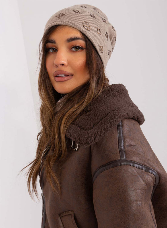 Chapeau matelassé couleur boue avec applications strass