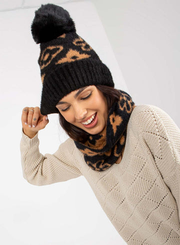 Chapeau noir matelassé avec pompon