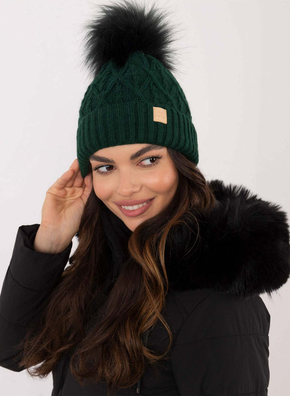 Chapeau vert rembourré avec pompon en fausse fourrure