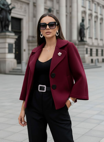 Manteau court bordeaux avec boutons noirs et broche