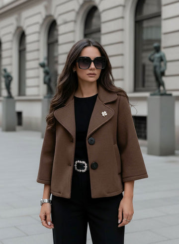 Manteau court marron avec boutons noirs et broche
