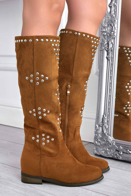 DIAMANTE - Bottes en daim marron à clous