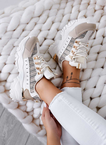 Sneakers beige con pannelli a contrasto ed inserti in tessuto