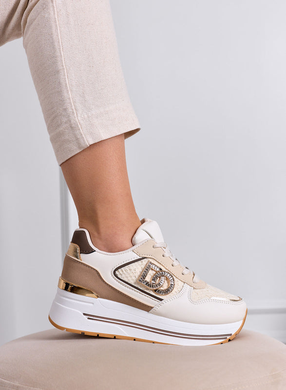 ESTER - Zapatillas beige con plataforma, detalles marrones y logotipo joya
