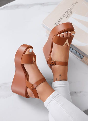 FABIANA - Sandales camel avec semelle compensée et détail en V doré