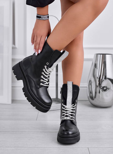 FICHIER - Bottines noires style militaire avec lacets ornés de strass