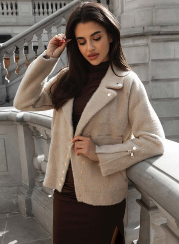 Veste beige courte en laine avec boutons dorés