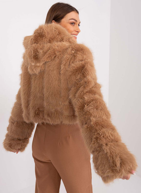Veste courte en fausse fourrure avec capuche à poils longs camel