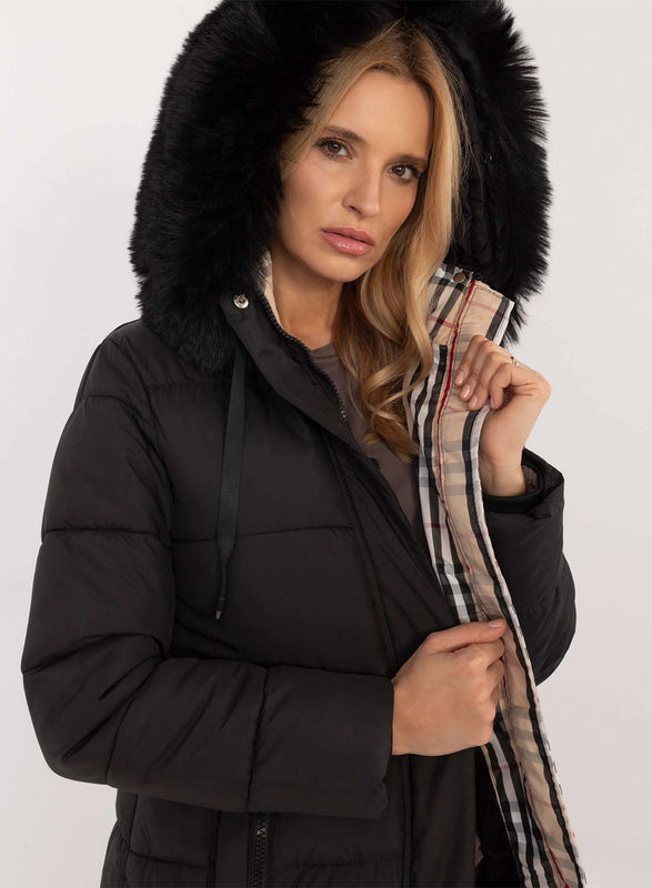 Manteau noir long, matelassé, avec capuche en fausse fourrure