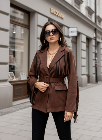 Veste marron en daim avec franges et ceinture à la taille