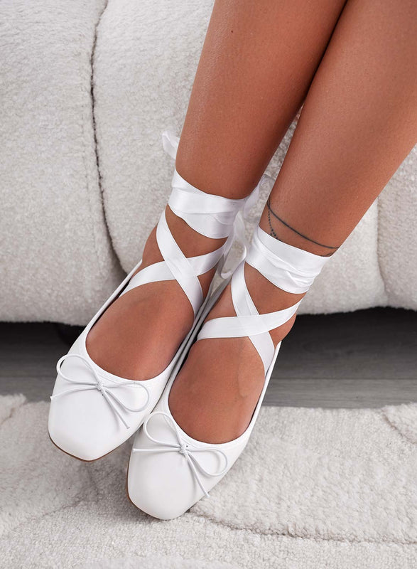 HELEN - Ballerines blanches avec lacets en satin