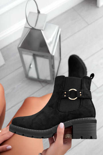 Bottines en daim noir avec accessoire doré