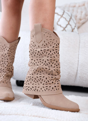 JUILLET - Bottines camperos en daim taupe perforé avec revers